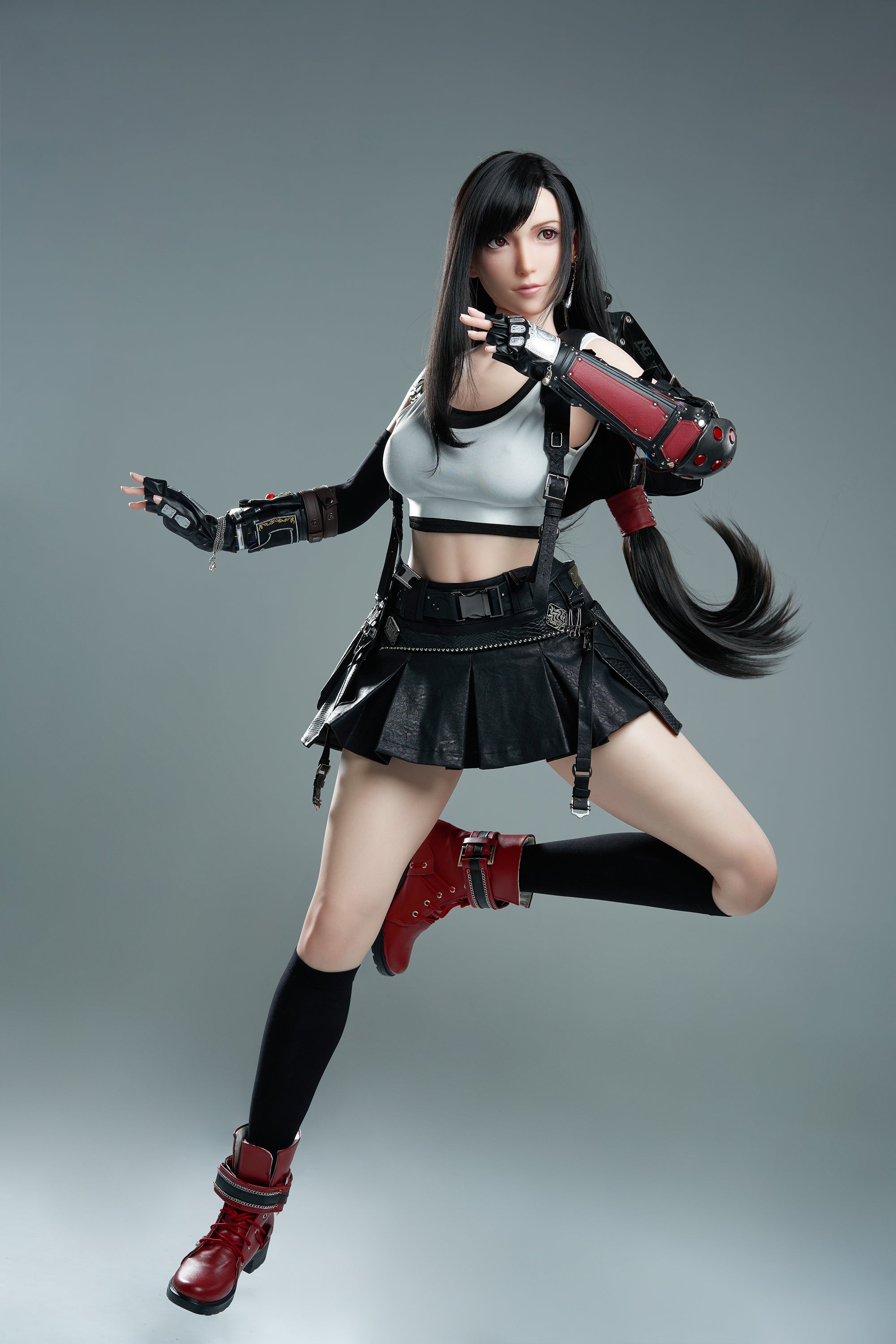 Poupée en silicone Lady Tifa (jeu) 167 cm/5'5" bonnets D