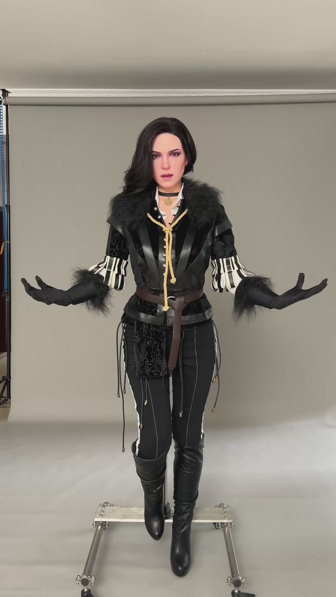 Charger la vidéo : Poupée en silicone Yennefer (jeu vidéo) 168 cm/5'6" bonnet E
