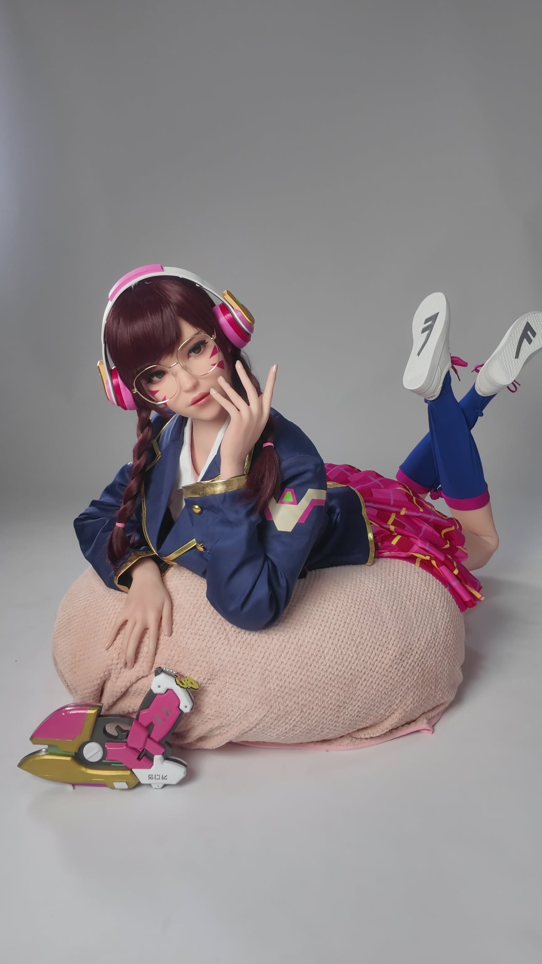 Charger la vidéo : Poupée en Silicone Game Lady D.va 166cm/5'5" avec Poitrine en E
