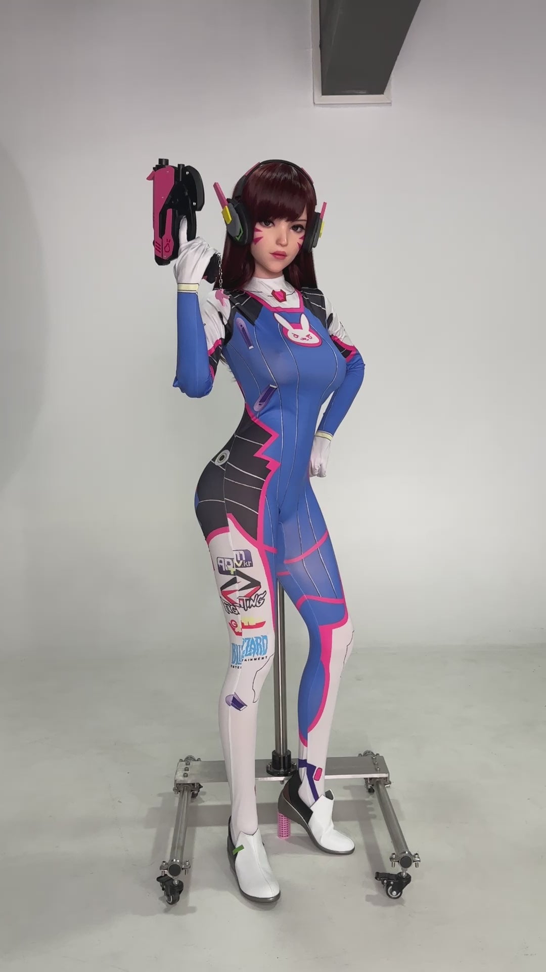 Charger la vidéo : Poupée en silicone pour le jeu Lady D.va 167cm/5'5" avec bonnets D