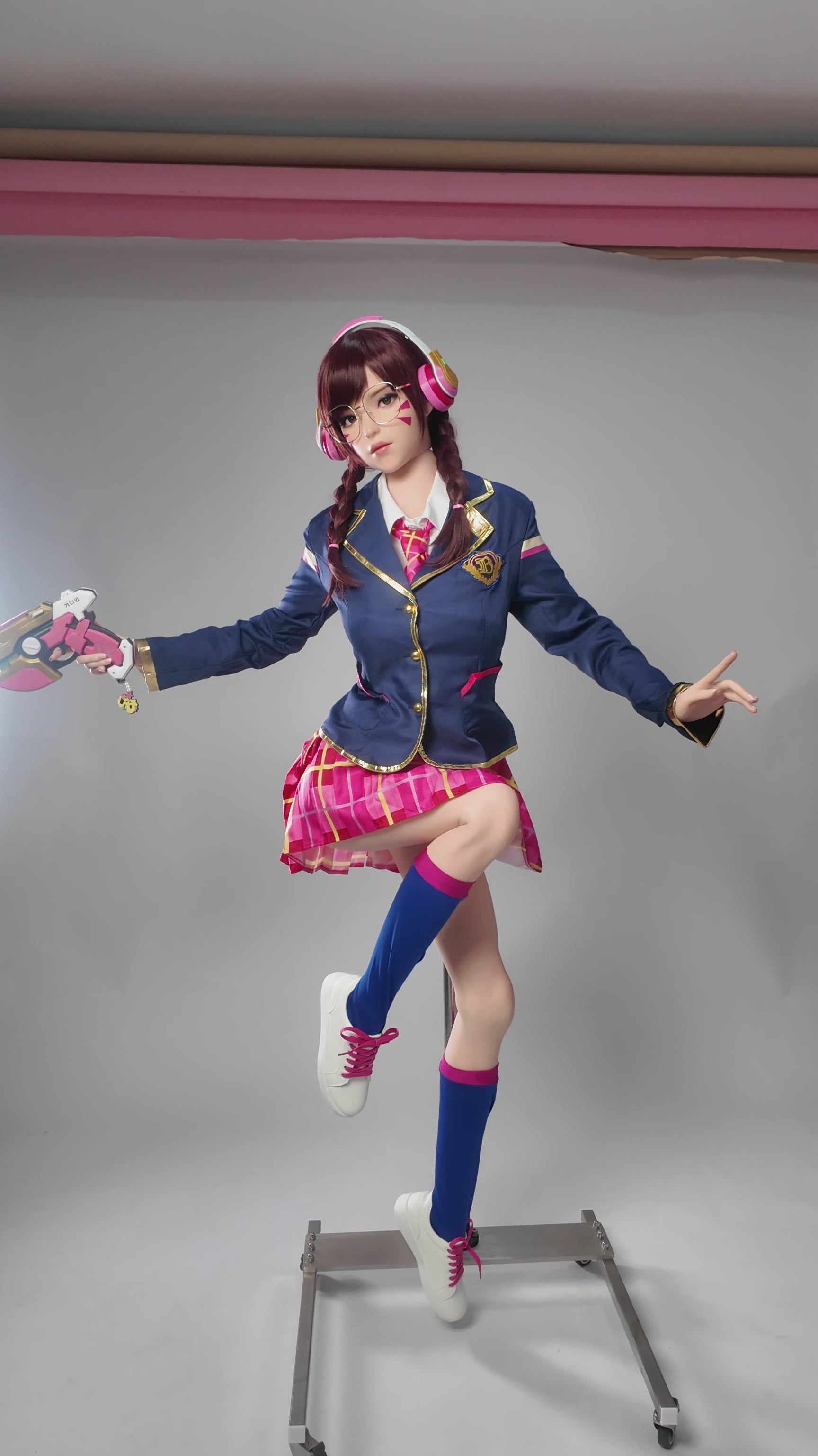 Charger la vidéo : Poupée en Silicone Game Lady D.va 166cm/5'5" avec Poitrine en E